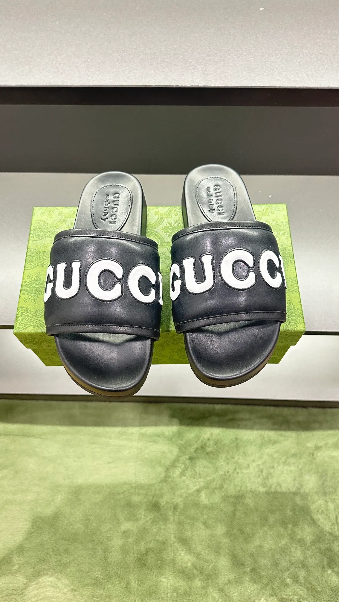 [G Family Couple Style] P: 320💰Female size 36~40 Men's size 39~45, (46. Custom-made GG slippers for men and women. This slipper is made of GG polyester fiber and is decorated with a Gucci label on the front, which adds a striking logo feel to the style. Beige GG recycled polyester fiber, same size for men and women, leather trim